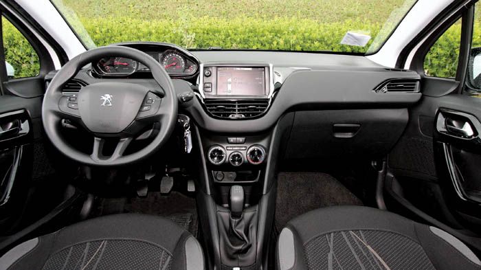 Το εσωτερικό του Peugeot 208 διατηρεί ένα μοντέρνο και νεανικό προφίλ, με την ποιότητα κατασκευής να βρίσκεται σε πολύ καλά επίπεδα.